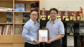 圖說:寶吉祥集團認養修復《鳥籠外的花園》公共藝術，北市公園處頒發感謝函給寶吉祥藝術中心經理顏麒生（左）。（寶吉祥集團提供）