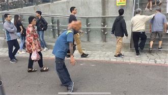 醉漢鬧內灣　警欲噴霧卻拿反…旁大笑