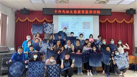 一家人共學藍染　打造馬祖親子生態旅遊體驗馬管處17、18日辦理藍染工藝親子體驗活動，透過藍染技法，製作出馬祖的雲彩、星空、藍眼淚、魚鱗、石牆等獨特圖案，希望讓參與的親子感受馬祖之美。（馬祖國家風景區管理處提供）中央社記者邱筠馬祖傳真　109年10月18日