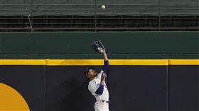 Mookie Betts上演超美技守備。(圖／美聯社／達志影像)
