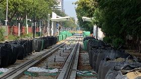 高雄輕軌爭議路段難解　擬報展延高雄環狀輕軌二階建設工程，自美術館到大順路段因為路幅太窄成為爭議路段，目前停工待決，市府研擬向交通部申請展延；其餘路段持續趕工中。中央社記者王淑芬攝　109年10月18日