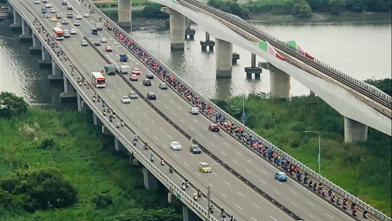 煞車不及撞前車　大漢橋成機車停車場