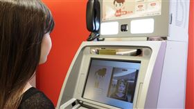 台新銀行領先業界推出ATM刷臉「美肌濾鏡」功能，並提升防偽、防詐騙機制，提供民眾更完善、便利、貼心的使用體驗。（圖／台新銀行提供）