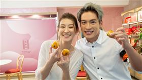 趙孟姿與許孟哲挑喜餅。（圖／凱渥提供）