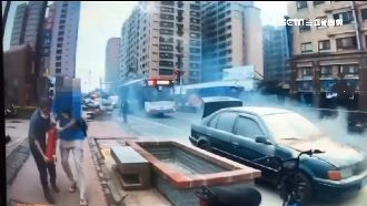 路邊轎車突自燃　公車司機停車幫滅火