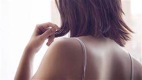 -露背-短髮-女子-（圖／pixabay）