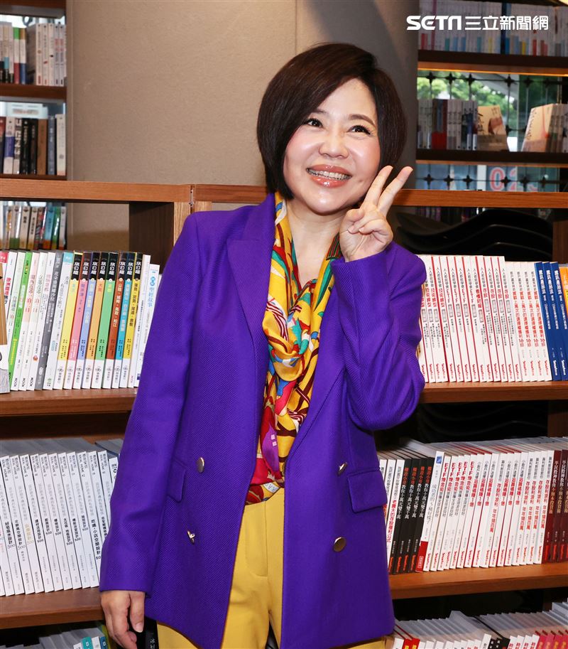 于美人「意外之外」新書發表會。（記者邱榮吉/攝影）