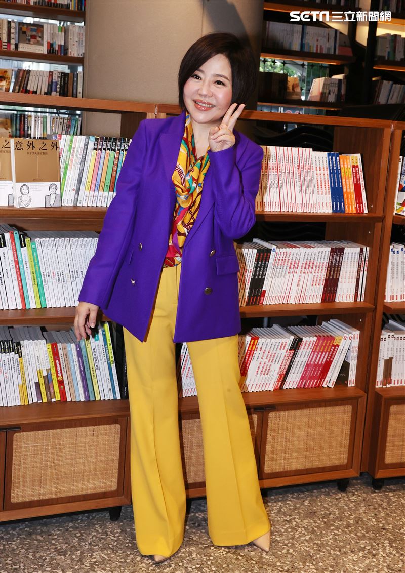 于美人「意外之外」新書發表會。（記者邱榮吉/攝影）