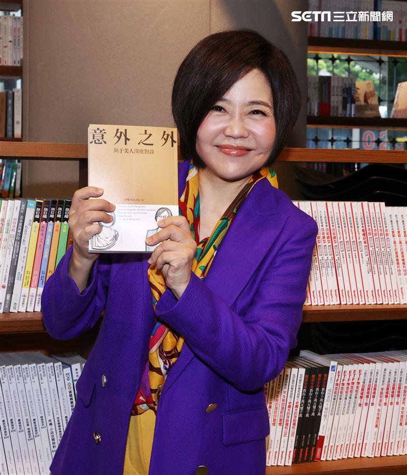 于美人「意外之外」新書發表會。（記者邱榮吉/攝影）