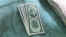 古董、舊皮箱、舊鈔、紅眠床／楊先生授權提供