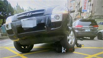 休旅車「吞」機車　騎士竟奇蹟般輕傷