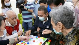 新北第48家公共托老開幕　侯友宜出席新北市長侯友宜（右2）19日上午到新店區出席新北市第48家公共托老中心開幕儀式，現場和長者互動玩遊戲。（新北市政府衛生局提供）中央社記者沈佩瑤傳真　109年10月19日