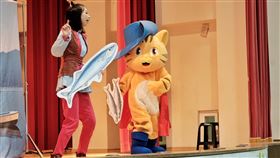 漁業署食魚文化推廣　教小朋友認識國產魚農委會漁業署19日到桃園市元生國小，舉辦食魚文化全台巡迴推廣講座開跑記者會，透過行動劇及歌曲唱跳增進小朋友對國產魚的知識。中央社記者吳睿騏桃園攝　109年10月19日