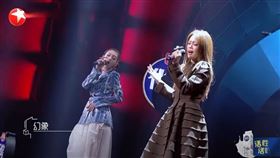 綜藝《我們的歌》/香港歌手容祖兒在陸綜跟希林娜依·高一同演唱張惠妹《母系社會》，但歌詞被發現大幅更改。（圖／翻攝自YouTube）