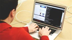 日本產經新聞報導，國內持有開發武漢肺炎疫苗機密情報的單位曾遭到網路攻擊，疑與中國駭客集團有關。（示意圖／圖取自Pixabay圖庫）