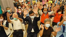 陳其邁參觀前金社宅　與長輩一起活動筋骨高雄市長陳其邁（前中）19日上午出席前金區社會住宅「定點多元托育服務」及「社區照顧關懷據點」開幕活動，與現場長輩一起做體操、活動筋骨。中央社記者董俊志攝　109年10月19日