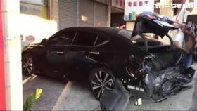 台中市驚傳遊覽車追撞多部轎車及機車事故。（圖／翻攝畫面）