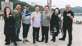 《國際橋牌社》第二季開鏡，劇組直接邀請現場的連江縣長劉增應、議長張永江與福澳村村長陳泰英等人客串演出（國際橋牌社劇組提供）