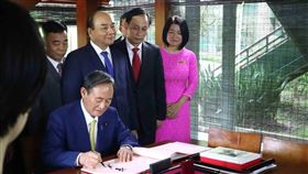 日相菅義偉參訪越南革命領袖胡志明故居越南總理阮春福（右3）19日與到訪的日本首相菅義偉（簽名者）會談。為挽救受新型冠狀病毒疫情衝擊的經濟，雙方同意恢復兩國往來航班。圖為菅義偉參訪越南革命領袖胡志明故居並簽名。中央社記者陳家倫河內攝　109年10月19日