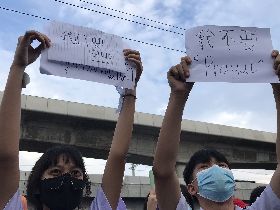 泰國抗議學生高舉中文標語