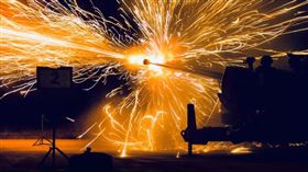 無懼共軍擾台，國軍35快砲憾夜空：做國家安全堅實後盾（圖／翻攝國防部臉書）