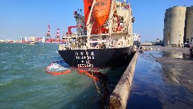 強風吹襲加油船撞碼頭漏油　台中港除污