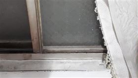 紗窗,玻璃門,師傅,滑輪(翻攝自 爆怨公社)