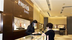 昇恒昌珠寶獨到風格深受民眾喜愛，全面6折起。（圖／昇恆昌提供）