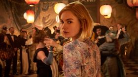 莉莉詹姆斯,Lily James,蝴蝶夢,婚姻,觀點　（圖／Netflix提供）