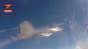 共軍釋出「驅離外機」影片！又打馬賽克…中國網友看完傻眼▲。（圖／翻攝自央視軍事微博）