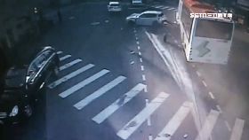 V公車撞五傷2400