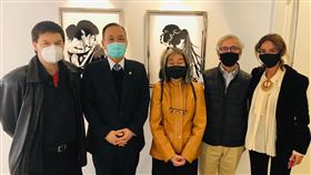 駐西班牙代表劉德立參觀藝術家廖釗瑩展覽馬德里春天9號藝文空間「珠寶雕塑」聯展16日開幕合影。駐西班牙代表劉德立（左2）、廖釗瑩（中）與藝術家Diego Canogar（左1）、Pablo Redondo Diez（右2）及策展人Marian Rodriguez（右1）交流。（駐西班牙代表處提供）中央社記者曾婷瑄巴黎傳真　109年10月19日