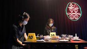 蝕物鏈聲音裝置展間　聽眾自行選擇聆聽角度魔幻聲音劇場「蝕物鏈」以食安議題為主軸，從一則「油魚」所引發的中毒事件開始，透過各種聲音討論政治、經濟、生態等錯綜複雜的關係，聲音裝置展間讓民眾能自行選擇聆聽角度。（國家兩廳院提供）中央社記者葉冠吟傳真　109年10月19日