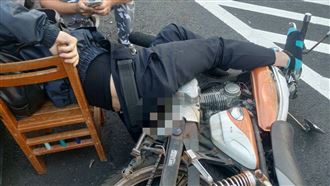 衰騎士遭撞　打檔踏板竟差進「卡撐」