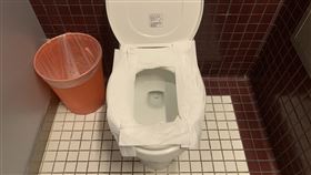 馬桶　衛生紙　坐墊紙 井字防護（圖／蔡欣妤拍攝）