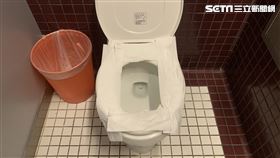 馬桶　衛生紙　坐墊紙 井字防護（圖／蔡欣妤拍攝）