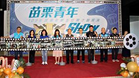 苗栗青年社團徵選活動出爐　將安排展演苗栗縣政府舉辦高中職及大專院校學生社團「苗栗青年SHOW TIME」徵選活動，19日由苗栗縣長徐耀昌（左5）及多名縣議員共同揭曉12組精選團隊，將為青年社團規劃3場次展演活動。（苗栗縣政府提供）中央社記者管瑞平傳真　109年10月19日