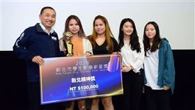 ▲得獎作品《在水一方》拍攝團隊雙溪高中同學及畢業校友接受市長頒發「新北精神獎」。(文（圖／新北市政府文化局提供）
