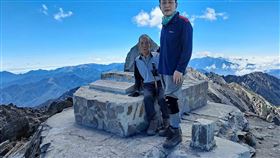 51歲兒偕同78歲老父　完成單攻玉山願望78歲陳永財（左）日前與51歲兒子陳自寅（右），用11個小時完成「單攻」玉山主峰的人生願望，陳永財19日說，很開心與兒子完成挑戰。（陳自寅提供）中央社記者蕭博陽彰化傳真　109年10月19日