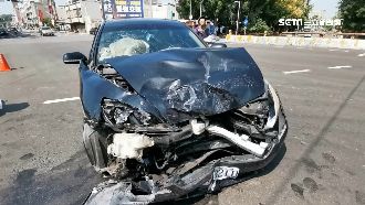 轎車左轉撞休旅車　衝進甕仔雞騎樓