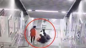 滑手機踩空！少女滾落20台階險毀容（圖／新京報　我們視頻）