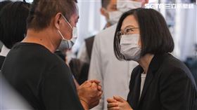 蔡英文頒贈金門陸軍烈嶼守備大隊殉職上士林楷強褒揚令。（圖／總統府提供）