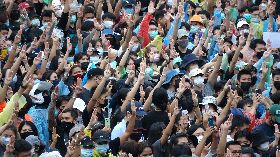 泰國民眾高舉反獨裁手勢