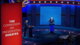 美國總統川普（左）與民主黨籍對手拜登（右）22日的辯論將有「靜音」按鈕。主辦單位表示，意在避免重蹈第一場辯論亂象的覆轍。（圖取自facebook.com/joebiden）