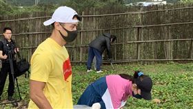 宋逸民 陳維齡 白家綺 吳東諺馬俊麟和老婆梁敏現身淨灘活動。（圖/記者林明柔攝影）