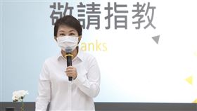 盧秀燕市政會議宣布提高愛心敬老補助搭計程車台中市長盧秀燕20日在市政會議中宣布，110年起台中市敬老愛心卡補助搭乘計程車，將從單趟補助新台幣50元提高到85元，待市議會通過預算後實施。中央社記者郝雪卿攝  109年10月20日