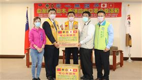 獅子會送12萬片口罩給日本香港國際獅子會300-D1區20日在台南市永華市政中心宣布捐贈12萬片口罩給日本及香港的友會，由市長黃偉哲（右2）見證。（台南市政府提供）中央社記者張榮祥台南傳真　109年10月20日