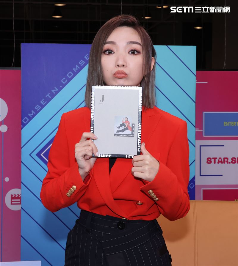 閻奕格安安大明星(唱片宣傳) 。（記者邱榮吉/攝影）