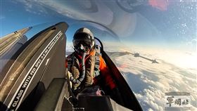 F-16戰機飛行員發射響尾蛇飛彈。（軍聞社記者周昇煒攝）