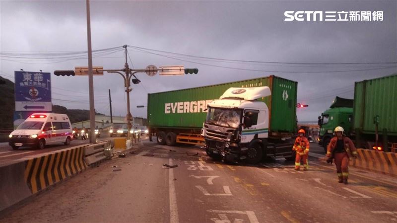 台61林口段車禍　聯結車撞翻灑水車